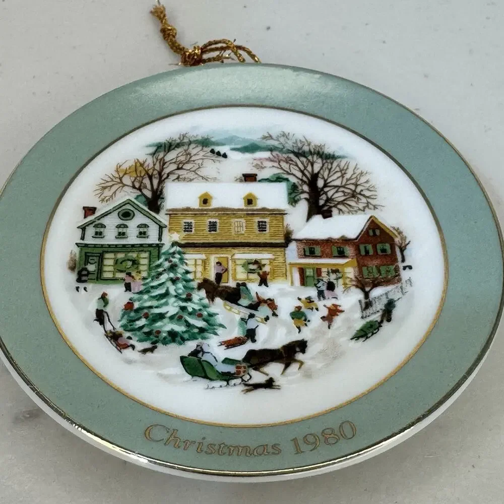 Avon Fine Collectables “Country Christmas” 1980 Holiday Plate Ornament Gold Trim